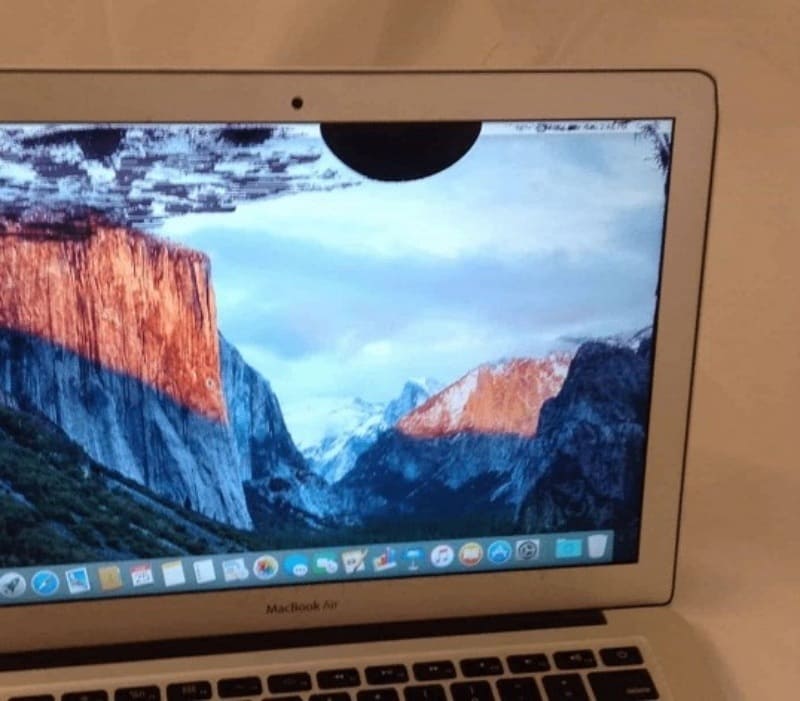 Lỗi màn hình MacBook bị loang màu